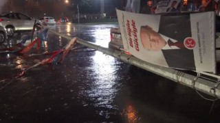 Ankara'da şiddetli fırtına sonucunda bir aydınlatma direği yola devrildi; yaşanan olayda 2 araç hasar gördü