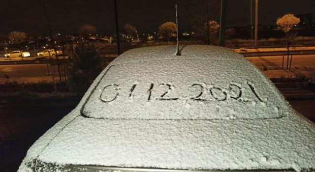 Ankara'ya mevsimin ilk karı yağdı! Belediye vatandaşlara uyarılarda bulundu
