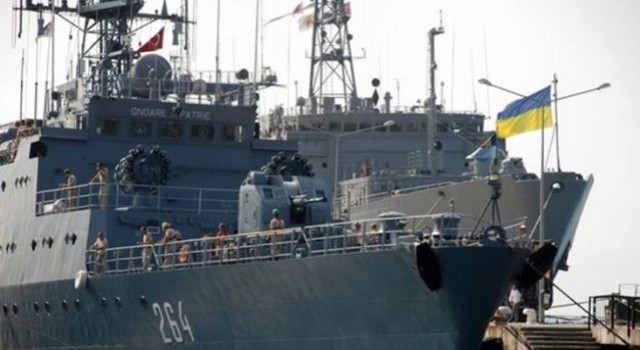 Ukrayna donanmasına ait gemi Kerç Boğazı'na ilerliyor