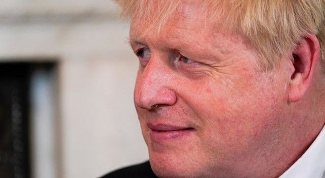 Boris Johnson istifa etti