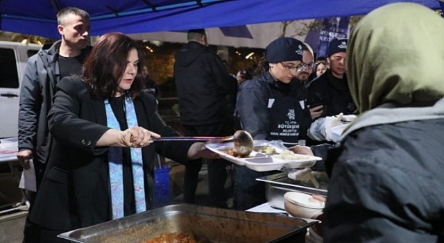 Aydın Büyükşehir Belediyesi tarafından kurulan iftar sofraları binlerce Aydınlıyı bir araya getirmeye devam ediyor