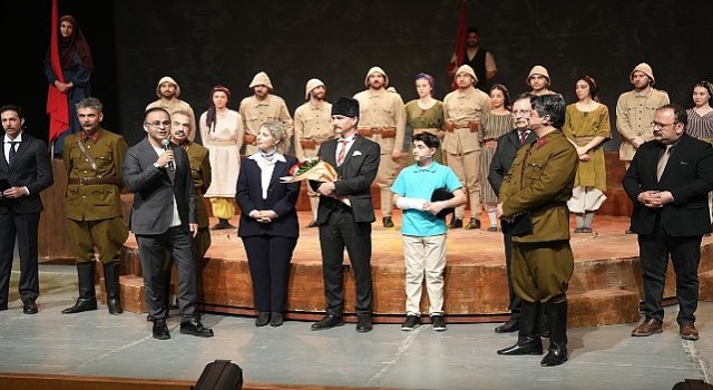 Cumhuriyete Doğru’ Tiyatro Oyununa İzmir’de Büyük İlgi