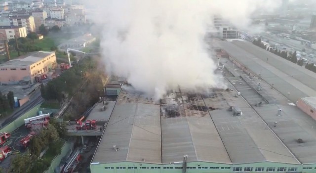 Dumanlar İstanbul'un Gökyüzünü Kapladı: Halı Fabrikasında Yangın Çıktı