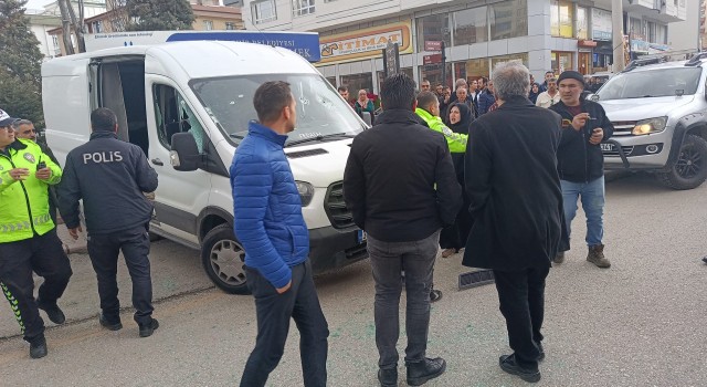 Pursaklar Saray Işık Sokak'ta Minibüse Silahlı Saldırı: Anlaşmazlık Nedeniyle Meydana Geldi