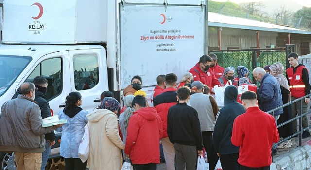 Türk Kızılay İzmir İl Merkezi Günlük 2000 Kişiye İftar Veriyor