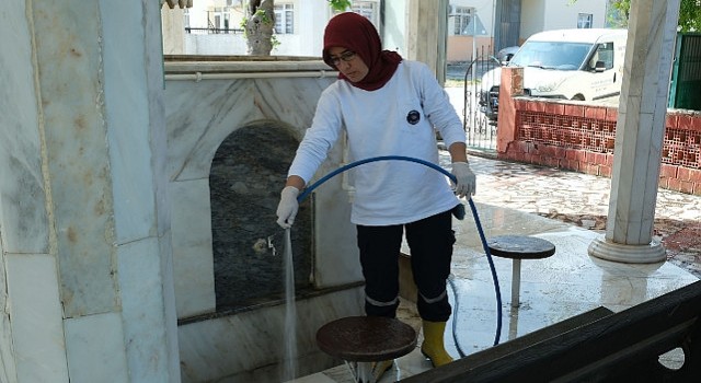 Kemer’de camilerde bayram temizliği