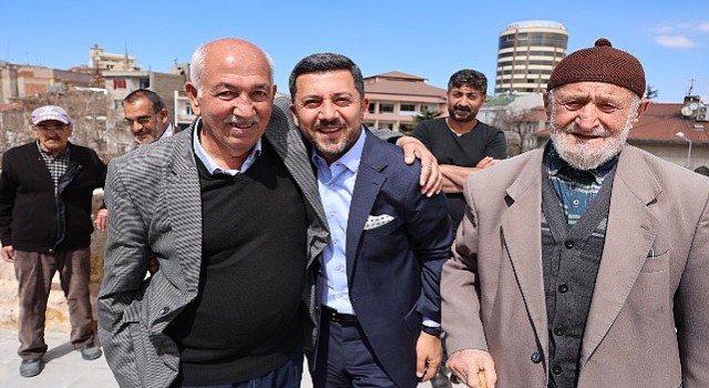 Nevşehir Belediye Başkanı Rasim Arı, Kurşunlu Camii’nde kıldığı Cuma namazının ardından vatandaşlarla bir araya geldi