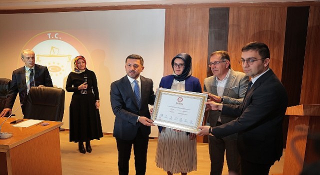 Nevşehir Belediye Başkanı seçilen Rasim Arı, mazbatasını aldı
