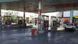İran'da benzin istasyonlarında satışlar durdu, uzun kuyruklar oluştu