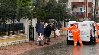 Antalya Büyükşehir Belediyesi selin etkilediği mahallelerde vatandaşlara mobil aşeviyle üç çeşit sıcak yemek, su ve ekmek yardımı yapıyor