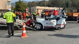 İzmir'de iki tır arasında kazaya karışan otomobil kağıt gibi ezildi: 1 ölü