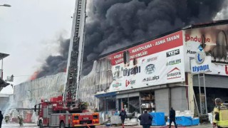 Ankara'da Yapı Malzemeleri Satılan İş Yerinin Deposunda Yangın Çıktı