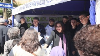Aydın Büyükşehir Belediye Başkanı Özlem Çerçioğlu, Ata Tohumlarından üretilen fidelerin dağıtımını Efeler’in Kurtuluş Mahallesi’nde kurulan Pazar Pazarı’nda gerçekleştirdi