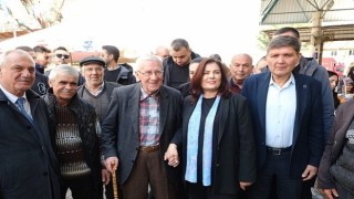 Aydın Büyükşehir Belediye Başkanı Özlem Çerçioğlu, Sultanhisar ilçesinde Ata Tohumlarından üretilen fidelerin dağıtımını gerçekleştirdi ve pazar esnafıyla buluştu