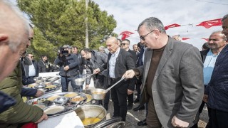 Başkan Soyer Dede Bayırı Hayrı’nda lokma dağıttı