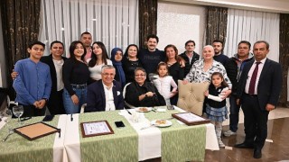 Başkan Topaloğlu’ndan tiyatro oyuncularına iftar yemeği