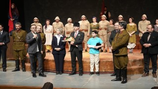 Cumhuriyete Doğru’ Tiyatro Oyununa İzmir’de Büyük İlgi