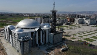 Kartepe Kent Meydanı Camii’ne çelik minare