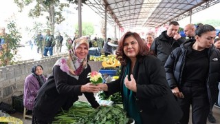 Özlem Çerçioğlu, Sultanhisar Belediye Başkanı Osman Yıldırımkaya ile birlikte Ata Tohumlarından üretilen fidelerin Atça’da dağıtımını yaptı