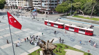 Antalya Büyükşehir Cumhuriyet Meydanı’ndaki engelleri kaldırdı