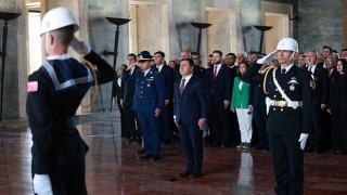 Muğla Büyükşehir Belediye Başkanı Ahmet Aras ve yeni seçilen 11 CHP’li ilçe belediye başkanı Anıtkabir’i ziyaret etti.